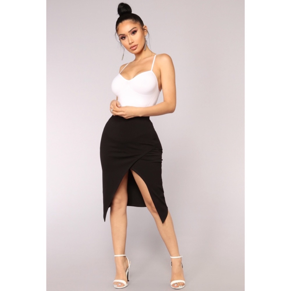 FASHION NOVA Black mid skirt w a leg slit